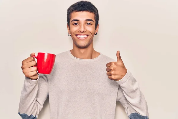 Jovem Africano Homem Amerciense Segurando Café Sorrindo Feliz Positivo Polegar — Fotografia de Stock