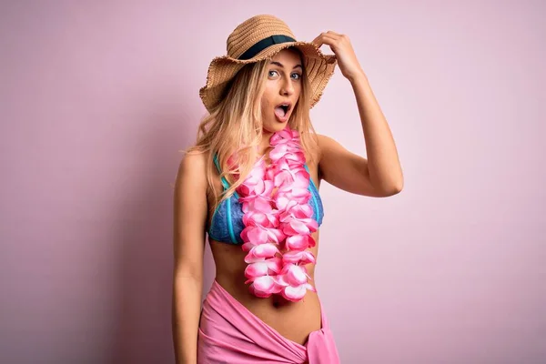 Junge Schöne Blonde Frau Urlaub Mit Bikini Und Hut Mit — Stockfoto