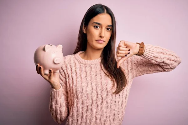 Ung Vacker Brunett Kvinna Håller Spargris Bank Spara Pengar För — Stockfoto