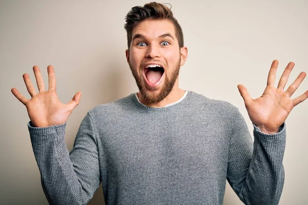 Joven Hombre Rubio Guapo Con Barba Ojos Azules Usando Suéter —  Fotos de Stock