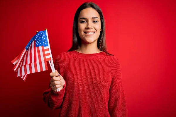 Ung Vacker Brunett Patriotisk Kvinna Som Håller Usa Flagga Över — Stockfoto