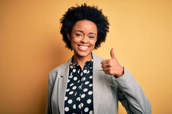 Ung Vacker Afroamerikansk Afro Affärskvinna Med Lockigt Hår Bär Jacka — Stockfoto