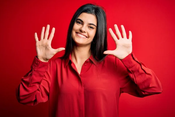 Joven Hermosa Morena Con Camisa Casual Pie Sobre Fondo Rojo —  Fotos de Stock