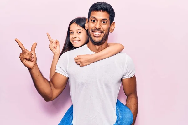 Père Fille Latins Portant Des Vêtements Décontractés Souriant Heureux Pointant — Photo