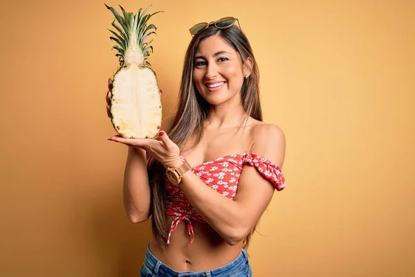 Ung Vacker Brunett Kvinna Håller Mitten Ananas Frukt Över Isolerad — Stockfoto