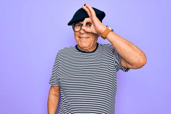 Senior Pohledný Chraptivý Muž Francouzským Baretem Brýlemi Stojící Nad Fialovým — Stock fotografie