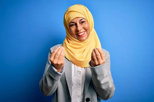 Brünette Geschäftsfrau Mittleren Alters Die Einen Traditionellen Muslimischen Hidschab Über — Stockfoto