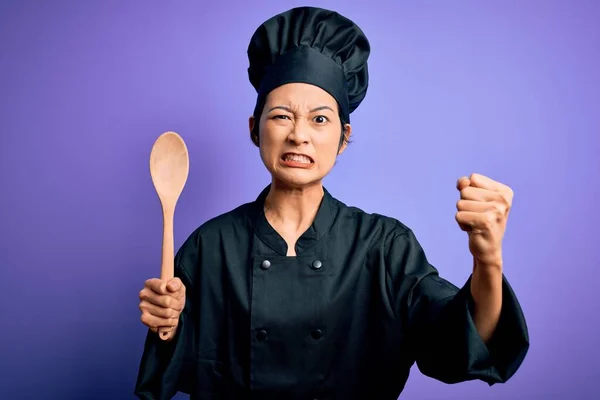 年轻美丽的中国厨师 身穿炊事服 头戴木勺帽 怒气冲冲地大叫 疯狂地高喊 怒气冲冲 — 图库照片