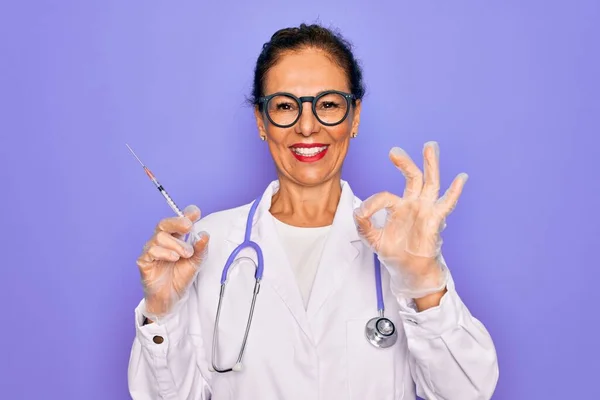 Média Idade Sênior Profissional Médico Mulher Segurando Seringa Com Vacina — Fotografia de Stock