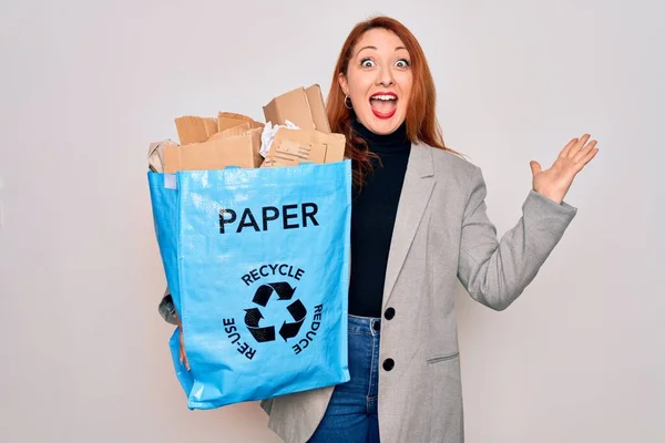Młoda Piękna Ruda Kobieta Recyklingu Trzymając Papierową Torbę Tektury Recyklingu — Zdjęcie stockowe