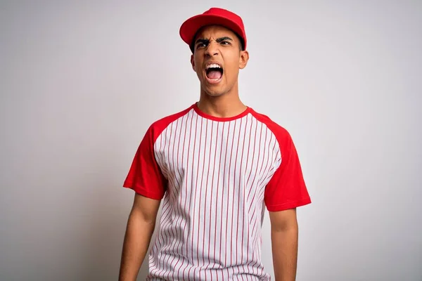 年轻英俊的非洲裔美国运动员身穿条纹棒球T恤 头戴帽子 怒气冲冲地尖叫着 怒气冲冲地大叫着 愤怒和好斗的概念 — 图库照片