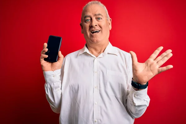 Medelålders Hoary Man Håller Smartphone Visar Skärmen Över Isolerad Röd — Stockfoto