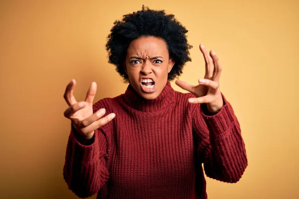 Joven Hermosa Afroamericana Afro Mujer Con Pelo Rizado Usando Suéter — Foto de Stock