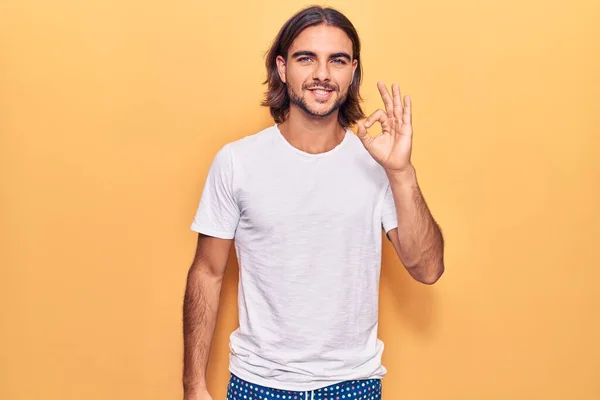 Homem Bonito Jovem Vestindo Roupas Casuais Sorrindo Positivo Fazendo Sinal — Fotografia de Stock