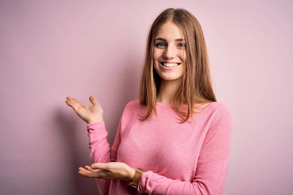 Joven Hermosa Pelirroja Vistiendo Suéter Casual Sobre Fondo Rosa Aislado —  Fotos de Stock