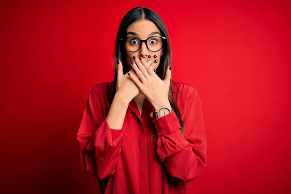 Joven Hermosa Mujer Morena Con Camisa Casual Gafas Sobre Fondo —  Fotos de Stock