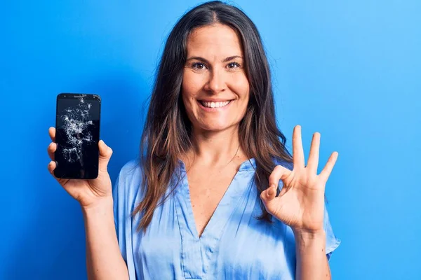 Jong Mooi Brunette Vrouw Met Gebroken Smartphone Tonen Gebarsten Scherm — Stockfoto