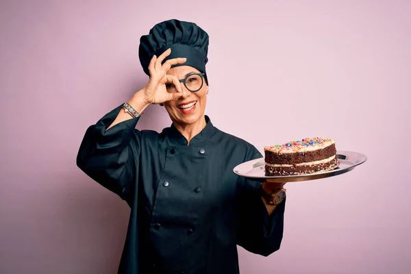 Femme Boulangère Âge Moyen Portant Uniforme Cuisinière Chapeau Tenant Plateau — Photo