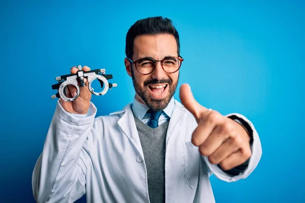 Homem Óptico Bonito Jovem Com Barba Segurando Óculos Optometria Sobre — Fotografia de Stock