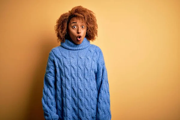 Mladý Krásný Afroameričan Afro Žena Kudrnaté Vlasy Sobě Modrý Rolák — Stock fotografie