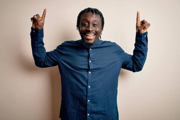 Joven Hombre Afroamericano Guapo Usando Camisa Casual Pie Sobre Fondo —  Fotos de Stock