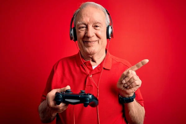 Senior Siwowłosy Gracz Gra Gry Wideo Pomocą Joystick Gamepad Czerwonym — Zdjęcie stockowe