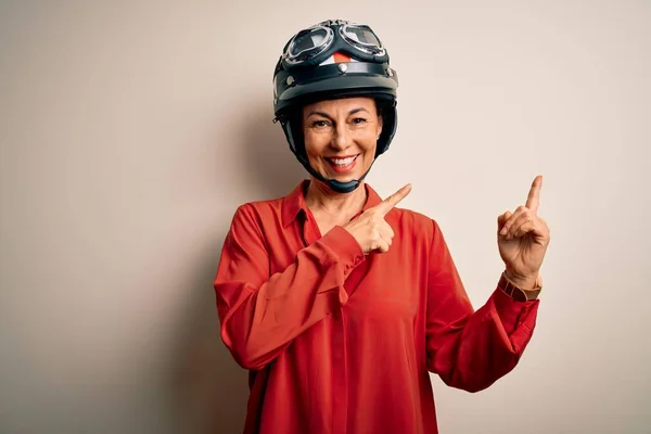 Mulher Motociclista Meia Idade Usando Capacete Motocicleta Sobre Fundo Branco — Fotografia de Stock