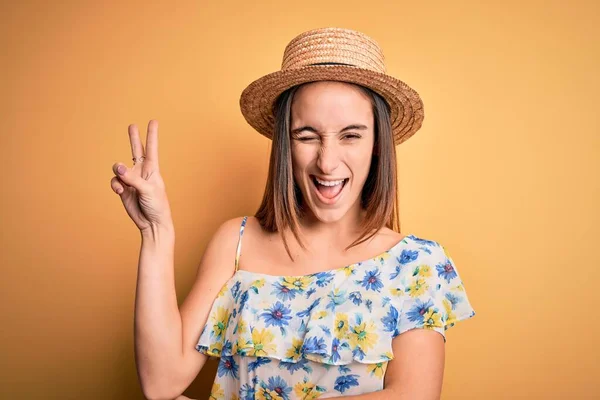 Jeune Belle Femme Portant Shirt Décontracté Chapeau Été Sur Fond — Photo