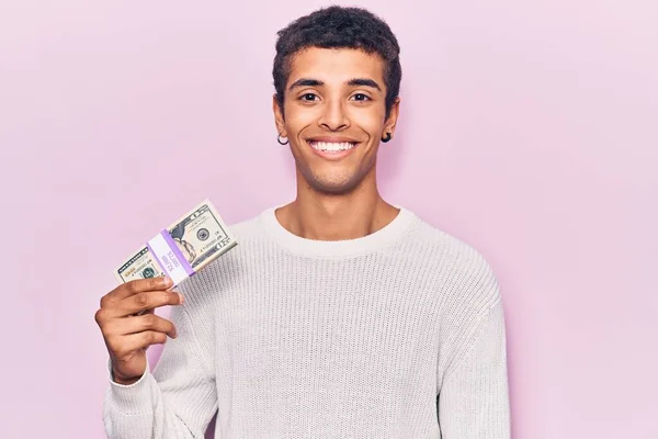 Jeune Homme Afro Américain Tenant Des Dollars Regardant Positif Heureux — Photo