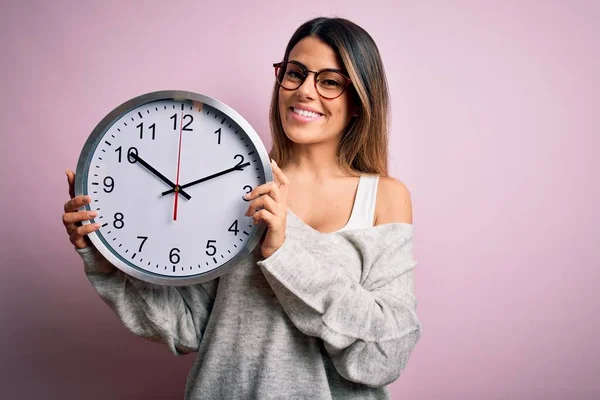 Young Beautiful Brunette Woman Wearing Glasses Doing Countdown Using Big — Stock Photo, Image