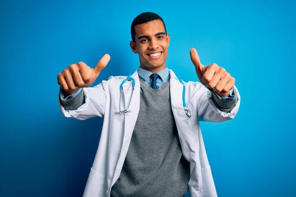 Bello Afroamericano Medico Uomo Indossa Cappotto Stetoscopio Sfondo Blu Approvando — Foto Stock