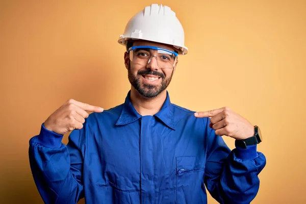 Mechanische Man Met Baard Draagt Blauw Uniform Veiligheidsbril Gele Achtergrond — Stockfoto