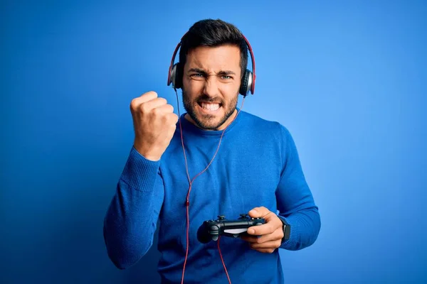 Sakallı Video Oyunu Oynayan Joystick Kulaklık Kullanan Genç Yakışıklı Oyuncu — Stok fotoğraf