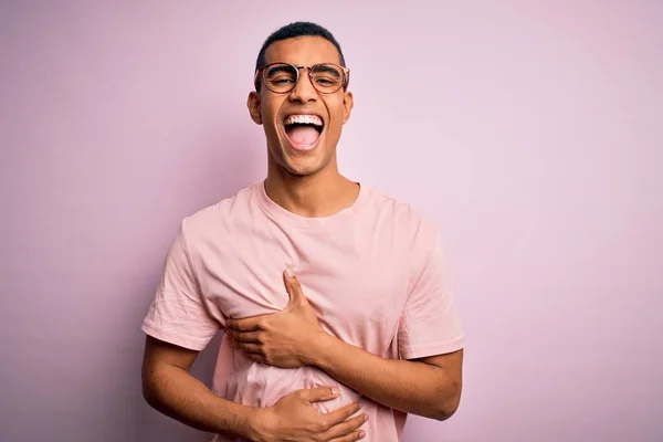 Schöner Afrikanisch Amerikanischer Mann Mit Lässigem Shirt Und Brille Vor — Stockfoto