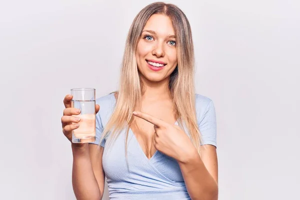 Joven Hermosa Chica Rubia Bebiendo Vaso Agua Sonriendo Feliz Señalando — Foto de Stock