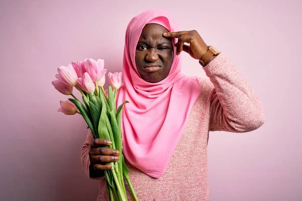 Young African American Size Woman Wearing Muslim Hijab Holding Bouquet — Stock Photo, Image