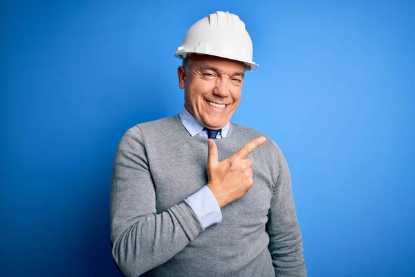 Μεσήλικας Όμορφος Γκριζομάλλης Μηχανικός Άνδρας Φορώντας Κράνος Ασφαλείας Πάνω Από — Φωτογραφία Αρχείου