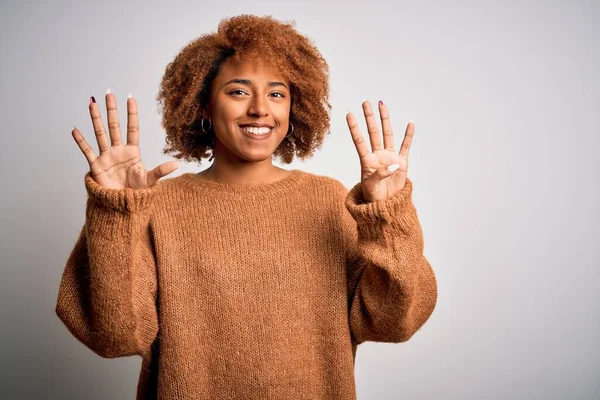 Ung Vacker Afroamerikansk Afro Kvinna Med Lockigt Hår Bär Casual — Stockfoto