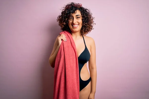 Mladý Krásný Kudrnatý Arabský Žena Dovolené Sobě Plavky Drží Plážový — Stock fotografie