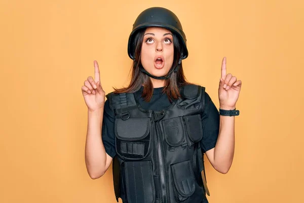Молода Красива Брюнетка Солдат Жінка Куленепробивному Шоломі Безпеки Здивувалася Здивувалася — стокове фото