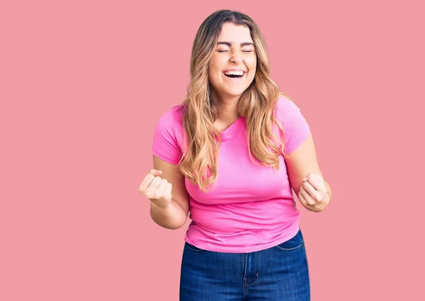 Mulher Caucasiana Jovem Vestindo Sportswear Muito Feliz Animado Fazendo Gesto — Fotografia de Stock