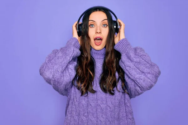 Jovem Mulher Bonita Com Olhos Azuis Ouvindo Música Dançando Usando — Fotografia de Stock