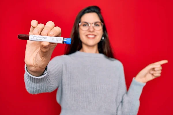 Giovane Bella Ragazza Con Gli Occhiali Tenendo Campione Sangue Laboratorio — Foto Stock