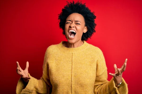 Ung Vacker Afroamerikansk Afro Kvinna Med Lockigt Hår Bär Casual — Stockfoto