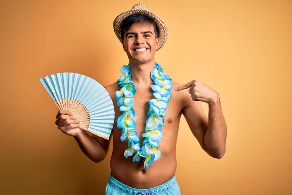 Joven Turista Vacaciones Con Traje Baño Flores Lei Hawaianas Sosteniendo — Foto de Stock