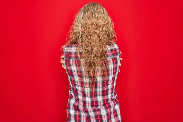 Mladá Krásná Blondýnka Nosí Ležérní Košili Stojící Nad Izolovaným Červeným — Stock fotografie