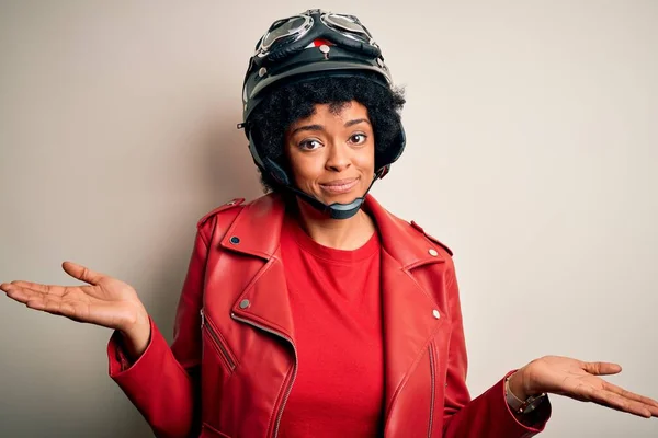 若いアフリカ系アメリカ人のアフリカ系アメリカ人のオートバイの女性は 腕や手を上げと巻き毛のヘルメット無慈悲で混乱表現を身に着けている 疑いの概念 — ストック写真