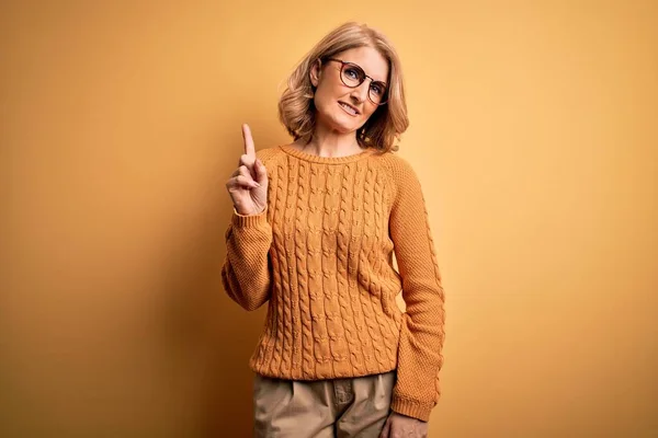 Medelåldern Vacker Blond Kvinna Bär Casual Tröja Och Glasögon Över — Stockfoto