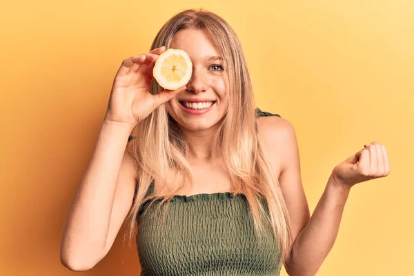 Giovane Donna Bionda Che Tiene Limone Urlando Orgoglioso Celebrando Vittoria — Foto Stock