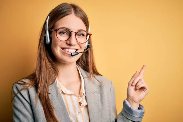 Joven Pelirroja Agente Call Center Mujer Sobrecargada Trabajo Usando Gafas — Foto de Stock